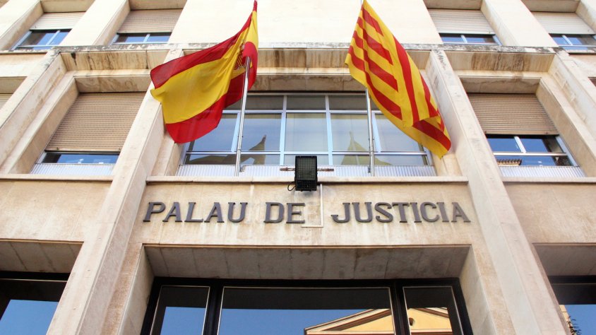 Pla contrapicat de la façana d'entrada a l'Audiència de Tarragona, amb el rètol de 'Palau de Justícia' i les banderes espanyola i catalana. Imatge del 30 de maig del 2016. (Horitzontal) dimarts, 31 maig 2016 10:16 Segura, Roger Pla contrapicat de la façan