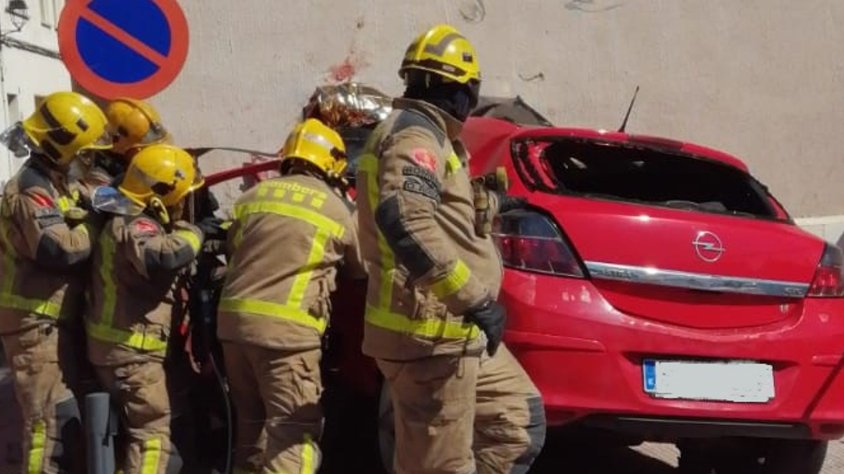 Mor el conductor d'un cotxe en una sortida de via a la TV-2126 a Bellvei, al Baix Penedès 
