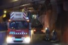 Un camió xoca contra el pont de la via del tren de l'avinguda Jaume Carner del Vendrell