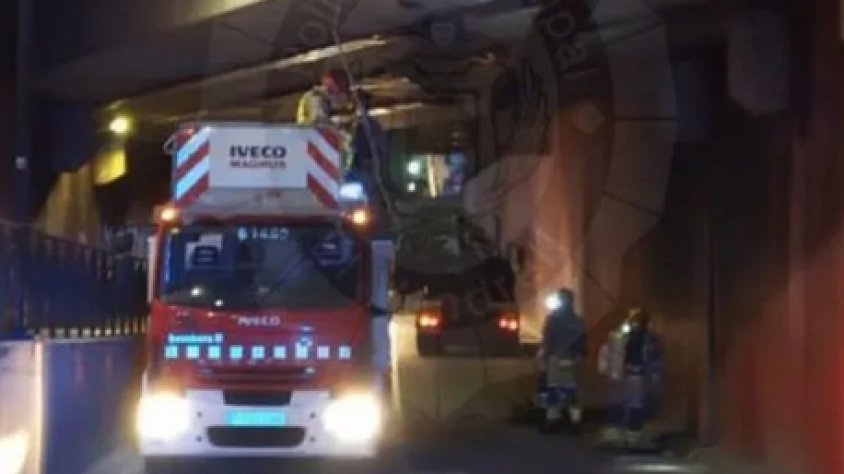 Un camió xoca contra el pont de la via del tren de l'avinguda Jaume Carner del Vendrell