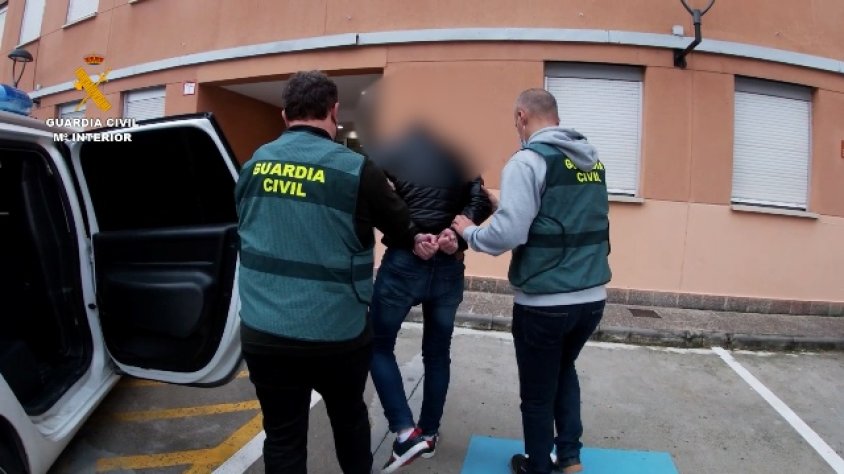 Detingut un home de 22 anys acusat de 45 delictes d'abusos sexuals a menors de Barcelona i Tarragona, entre d'altres.