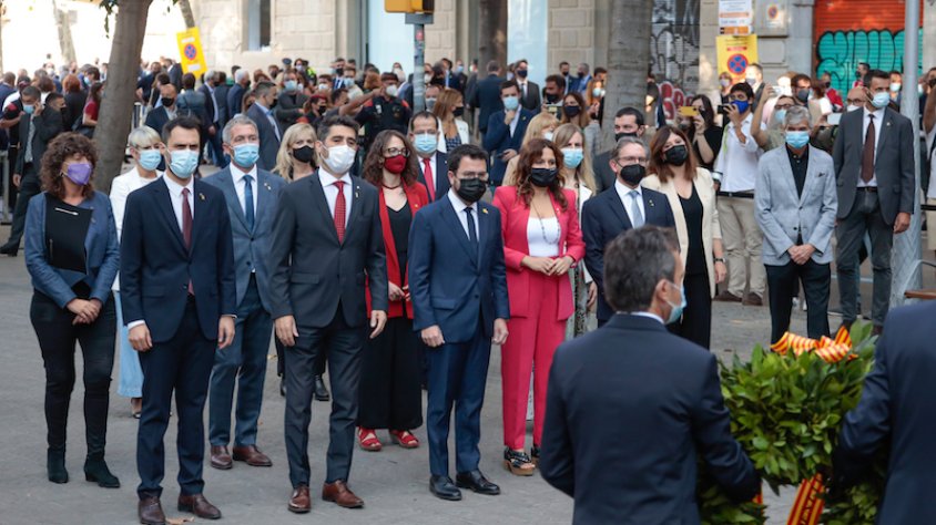 Institucions, partits i entitats reten homenatge a Rafael Casanova en la tradicional ofrena floral per la Diada