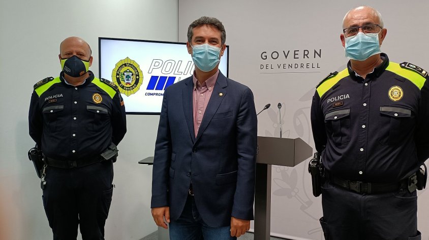 Relleu al capdavant de la Policia Municipal del Vendrell   