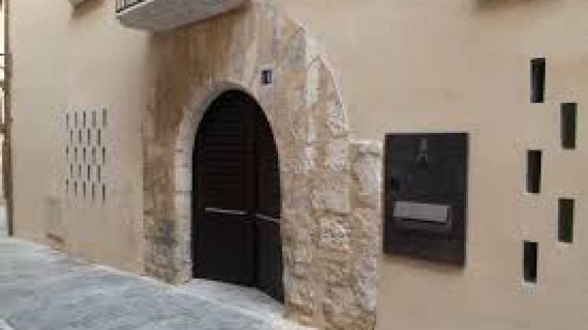 La Sala Portal del Pardo i la Biblioteca Pública Terra Baixa acullen l’exposició “A propòsit d’unes flors” durant el mes de març