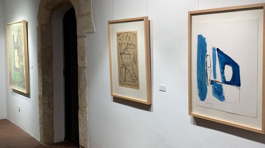 La Sala Portal del Pardo estrena la mostra “Papeles pintados” amb obres de Ràfols Casamada