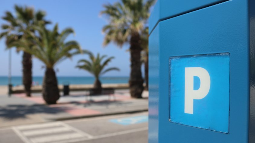 Cubelles i Cunit instauren sistemes d'aparcament de pagament a tota la zona marítima durant els mesos d'estiu