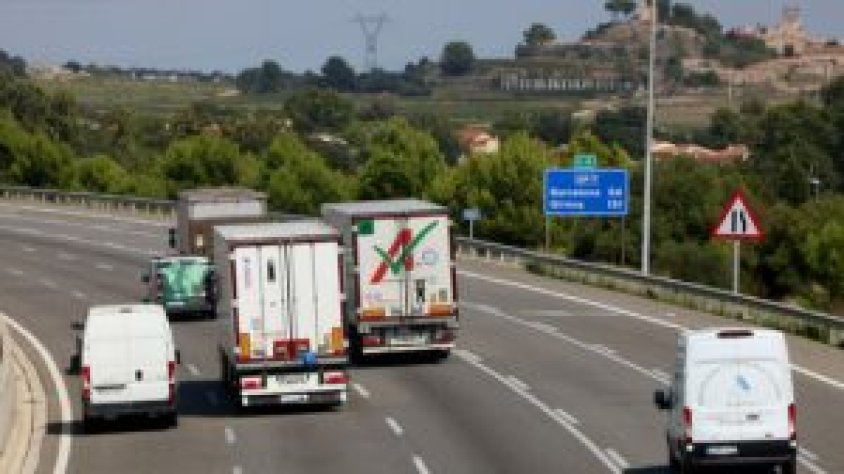 TRÀNSIT DE CAMIONS PER LES AUTOPISTES
