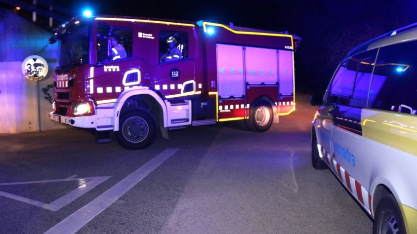 Confinen dues urbanitzacions per un incendi urbà i forestal a Calafell on treballen 35 dotacions dels Bombers