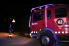 Onze veïns de la urbanització Mas Mel desallotjats per l'incendi de Calafell, que ha afectat tanques i jardins de cases