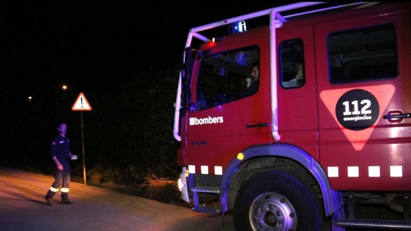Onze veïns de la urbanització Mas Mel desallotjats per l'incendi de Calafell, que ha afectat tanques i jardins de cases