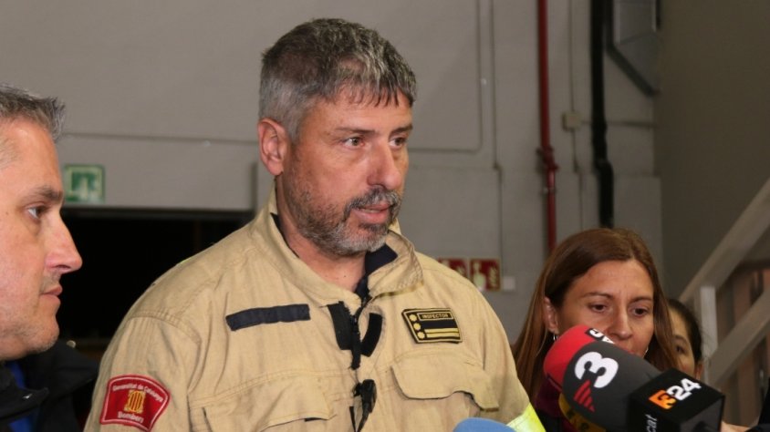 Els Bombers treballen en el flanc esquerre del foc de Calafell i han aconseguit estabilitzar el cap