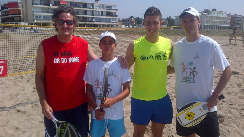 Xavi Gamero i Marc Baldinger (lluint la samarreta la fundació Esport Solidari Internacional) abans de començar el primer partit que van jugar contra David Clapés i Albert Martínez.