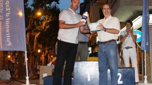 Lliurement a Càrites de llet i diners