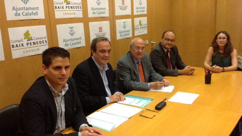 En la imatge, d'esquerra a dreta, Rafel Solé, tinent d'alcalde de Calafell; Joan Olivella, alcalde de Calafell; Alfons Conesa, director de l'Agència Catalana del Consum; Albert Melià, subdirector de l'Agència Catalana del Consum i Rosa-Ana Mañé, tècnica d