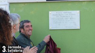 Gabriel Urpí en el moment de descobrir la placa coberta