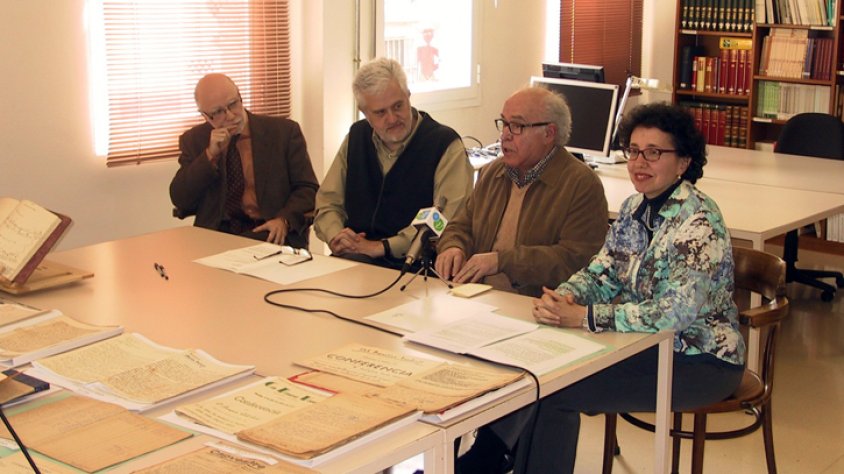 Acte de donació del fons Joaquim Pell. D’esquerra a dreta: Albert Solé, regidor de Cultura del Vendrell, Martí Carnicer, alcalde del Vendrell, Jaume Pell, donant de la documentació i Nati Castejón, directora de l’Arxiu Comarcal