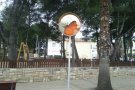 Mirall trencat al carrer Josep Pla de Coma-ruga