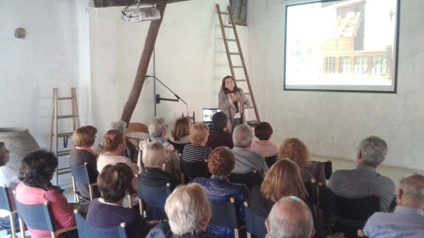 Imatge corresponent a la sessió del passat mes d'abril dedicada als mobles antics, a càrrec de la Dra. Mònica Piera, historiadora de l’Art i presidenta de l’Associació per a l’Estudi del Moble.