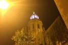 El campanar de l’església de Sant Salvador del Vendrell, il·luminada amb leds