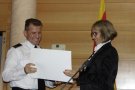 La Policia Nacional lliura un diploma a un caporal de la Policia Municipal del Vendrell