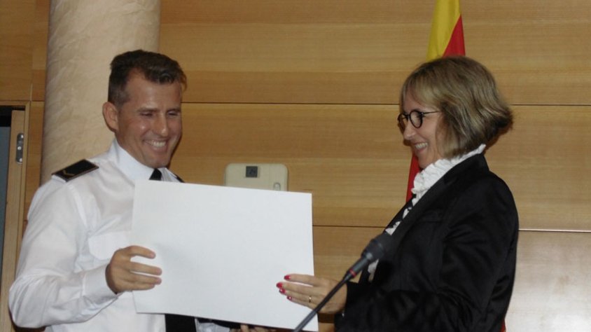 Moment del llirament del diploma