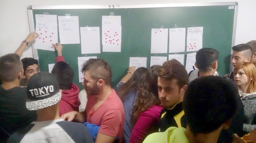 Joves de l’Arboç en plena votació al procés participatiu