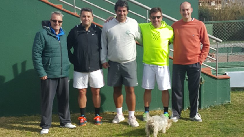 Imatge del grup de jugadors dels dos equips