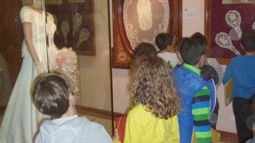 Grup d’alumnes de l’Escola la Muntanyeta de Bellvei en una de les sales del Museu de Punta al Coixí.