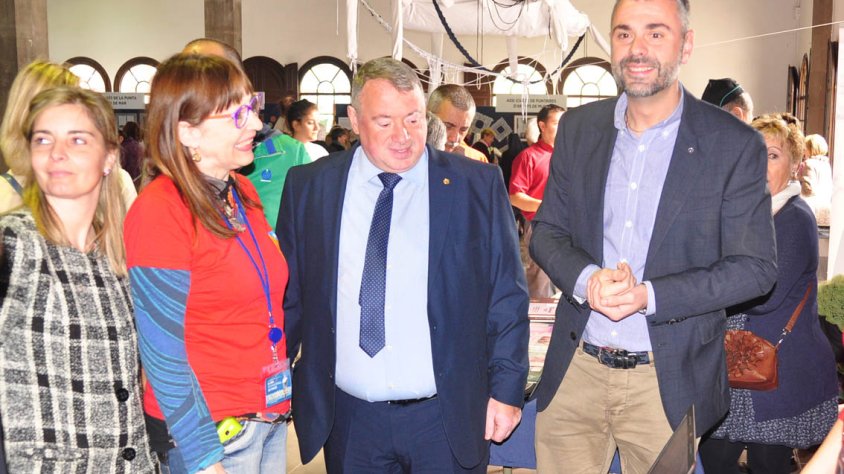 Joan Sans i Sònia Magrané acompanyats del Conseller de Cultura Sr. Santi Vila, a la parada del Museu de Puntes al Coixí