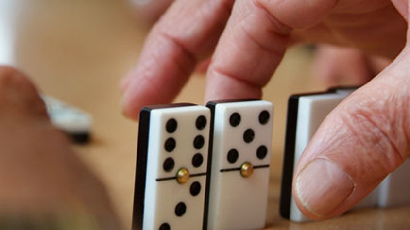 El dominó és una de les activitats de la Setmana de la Gent Gran