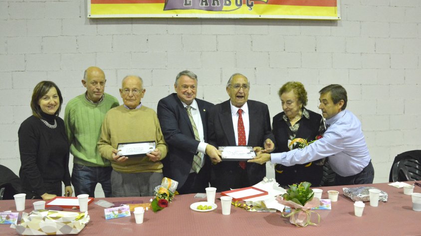 Joan Sans, alcalde de l’Arboç i Montserrat Pérez, regidora de Serveis Socials, lliurant plaques commemoratives als nonagenaris de la Llar de Jubilats