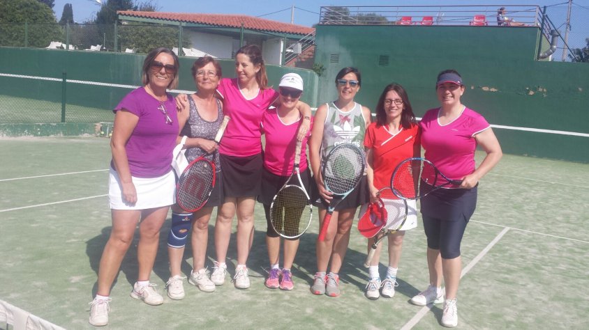 Grup de les jugadores del CT Comarruga Atlètic i les del CT del Catllar