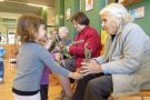 Activitats intergeneracionals entre la gent gran i els infants de les llars d’infants