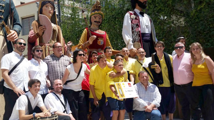 Foto de grup dels guanyadors amb l’alcalde Joan Sans i la regidora Sònia Magrané