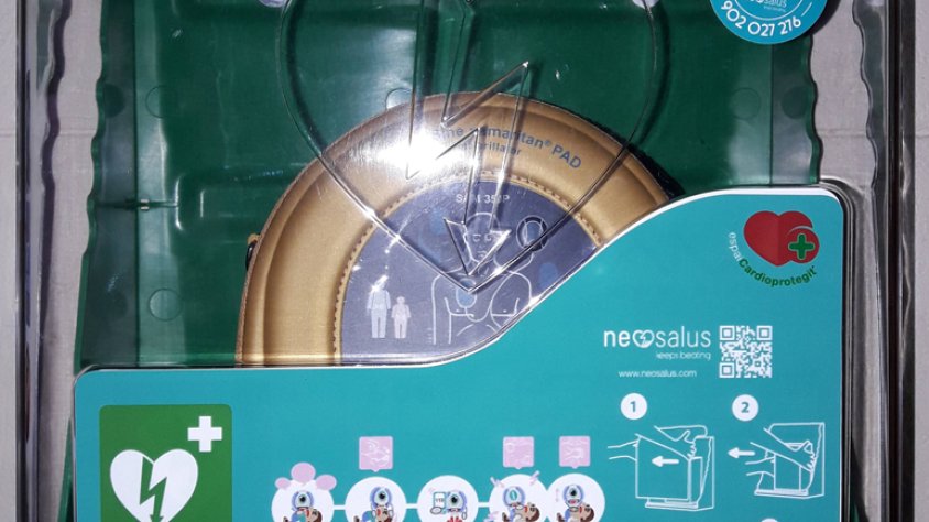 Imatge del Desfibril·lador Automàtic Extern instal·lat a la Casa de Cultura