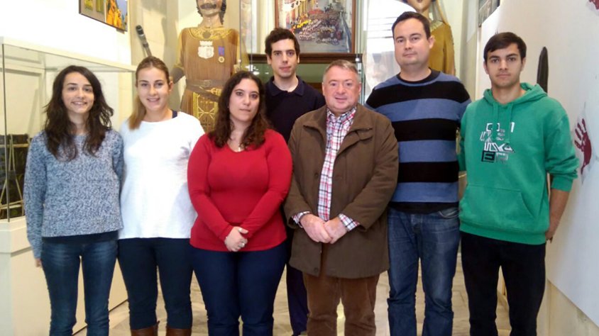 Els cinc nous treballadors amb l’alcalde de l’Arboç Joan Sans i el regidor d’ocupació Alfons Ribas