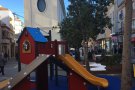 El Doctor Robert ja compta amb un nou punt d’esbarjo infantil i una nova zona enjardinada, un primer pas per potenciar aquesta artèria comercial