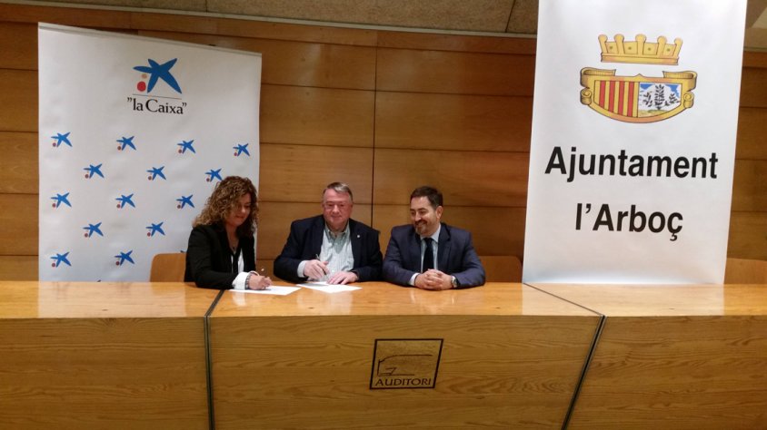 Joan Sans, Alexis Gómez Miñano i Maria Roca en la signatura del conveni