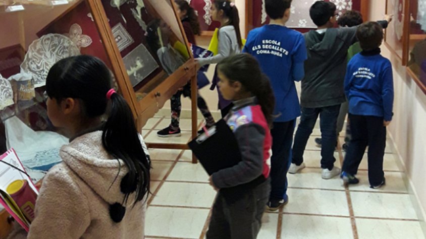 Grup d’alumnes de l’Escola els Secallets de Comarruga en una de les sales del Museu de Punta al Coixí.