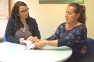 La Regidora d’Enllumenat es reuneix amb una representant dels veïns que demanen llum a la via verda