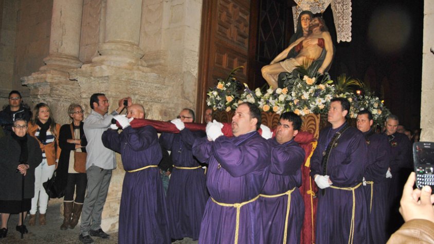 Pas de la M.D. dels Dolors sortint de la Parròquia