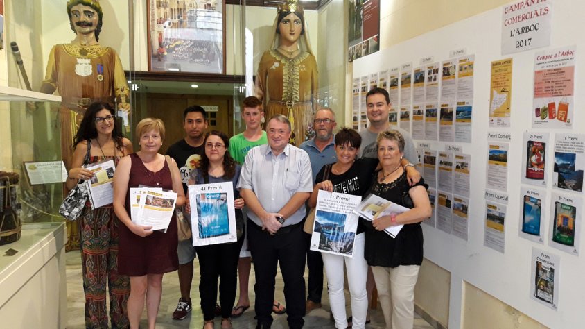 Joan Sans i Alfons Ribas amb dels guanyadors de les campanyes comercials. (Font: S. Sedó)