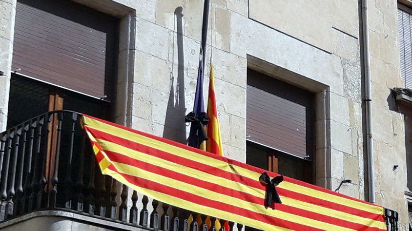 Banderes a mig pal a l’Ajuntament de l’Arboç.