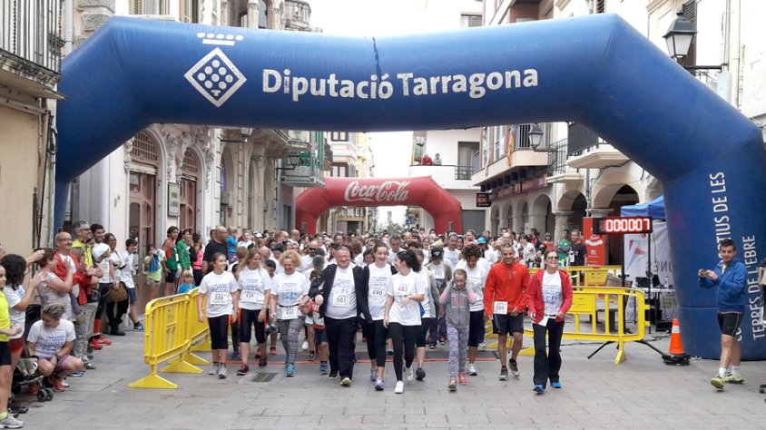 Imatge del moment de la sortida de la 1a edició de la Cursa Solidària contra el càncer.