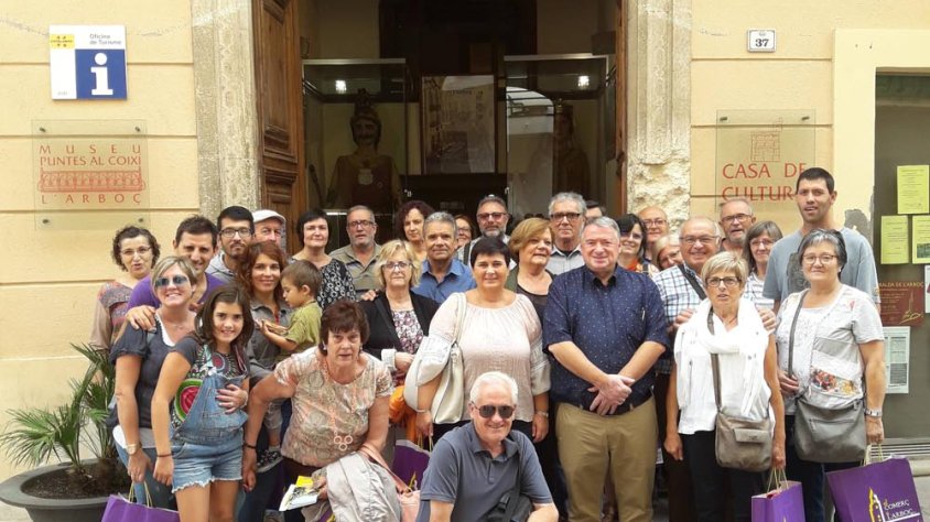 Premiats posant al carrer Major amb l’alcalde de l’Arboç, Sr. Joan Sans.