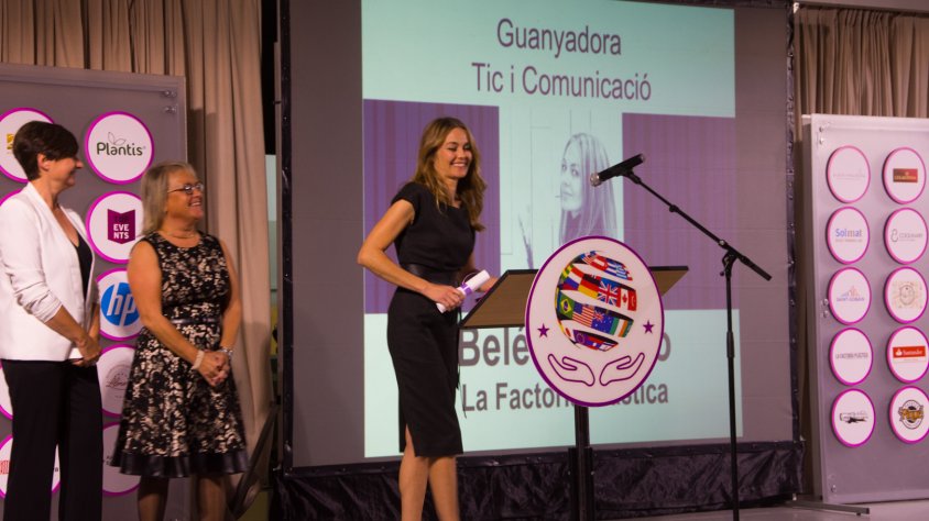 Foto de Belen Cossio rebent el guardó a la categoria de Tecnologies de la Informació i la Comunicació.