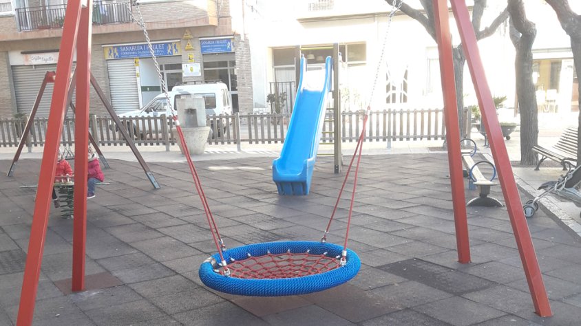 Nou gronxador a l’àrea de jocs infantils de la Badalota.