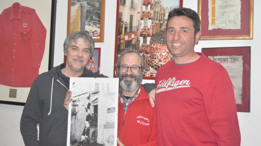 Jaume Ventura (e), Pedro Osorio (c) i Laureà Inglada (d) amb la fotografia inèdita d'un intent de pilar de 6 dels Nens del Vendrell amb "l'individu" damunt de la pinya.