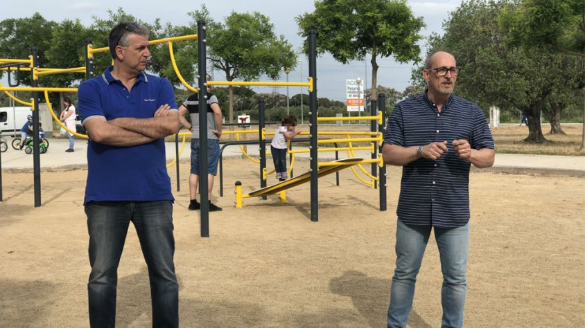 Imatge de la inauguració del parc de cal·listènia i street workout amb el regidor d’esports, Joan Roig i l’alcalde de Banyeres, Amadeu Benach.