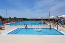 Centenars d’arbocencs gaudeixen de la nova piscina d’estiu durant la primera jornada